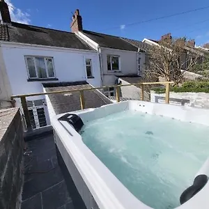 Bright 3 Bedroom House With Hot Tub Swansea